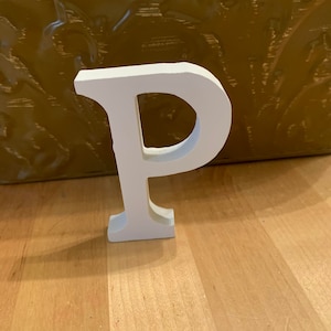 Letras de madera de pie, 3 pulgadas, color blanco LETRA P