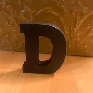 Letras de madera de pie, 3 pulgadas, color negro LETRA D