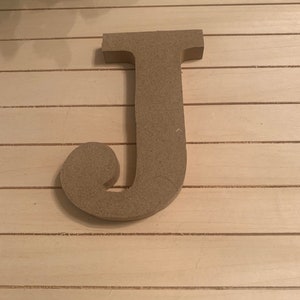 Letras de madeira de 4,25 polegadas, letras tridimensionais inacabadas. Letra J
