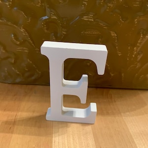Letras de madera de pie, 3 pulgadas, color blanco LETRA E
