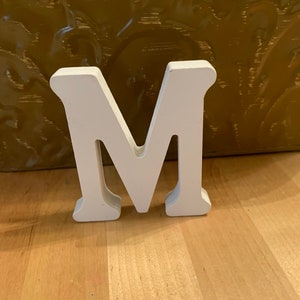 Letras de madera de pie, 3 pulgadas, color blanco LETRA M