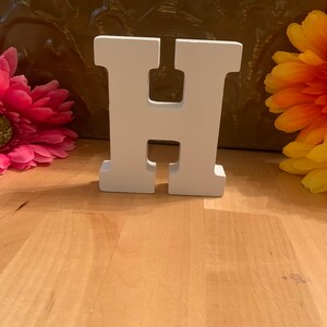 Letras de madera de pie, estilo 2, 3 pulgadas, color blanco, letra H