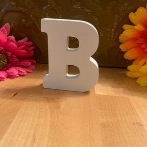 Letras de madera de pie, estilo 2 de 3 pulgadas en color blanco, letra B