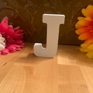 Letras de madera de pie, estilo 2 de 3 pulgadas en color blanco, letra J