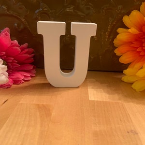 Letras de madera de pie, estilo 2 de 3 pulgadas en color blanco, letra U
