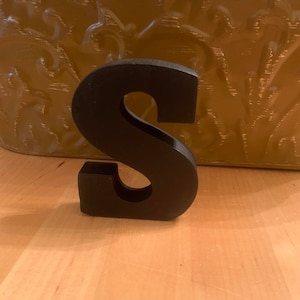 Letras de madera de pie, 3 pulgadas, color negro LETRA S