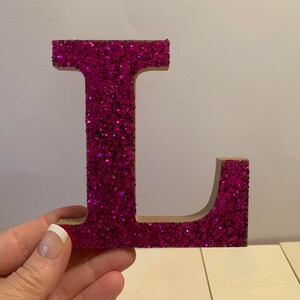 Letras brilhantes, letras de madeira ROXA de 4 polegadas, letras independentes com brilho, letras decorativas para placas, feriados, ocasiões especiais