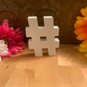 Letras de madera de pie, estilo 2 de 3 pulgadas en blanco, símbolo Hashtag/libra/#