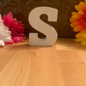 Letras de madera de pie, estilo 2, 3 pulgadas, color blanco, letra S
