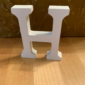 Letras de madera de pie, 3 pulgadas, color blanco LETRA H