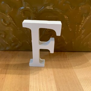 Letras de madera de pie, 3 pulgadas, color blanco LETRA F