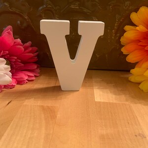 Letras de madera de pie, estilo 2 de 3 pulgadas en color blanco, letra V