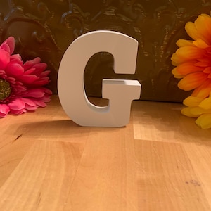 Letras de madera de pie, estilo 2 de 3 pulgadas en color blanco, letra G