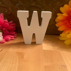 Letras de madera de pie, estilo 2 de 3 pulgadas en color blanco, letra W