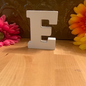 Letras de madera de pie, estilo 2 de 3 pulgadas en color blanco, letra E
