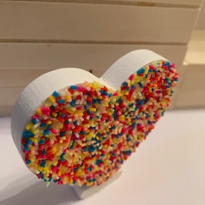 Corazón hecho a mano con chispas estilo helado, pieza decorativa de corazón de madera de 3" para carteles, centros de mesa, eventos/ocasiones especiales, días festivos, etc.