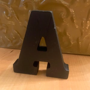 Letras de madera de pie, 3 pulgadas, color negro LETRA A