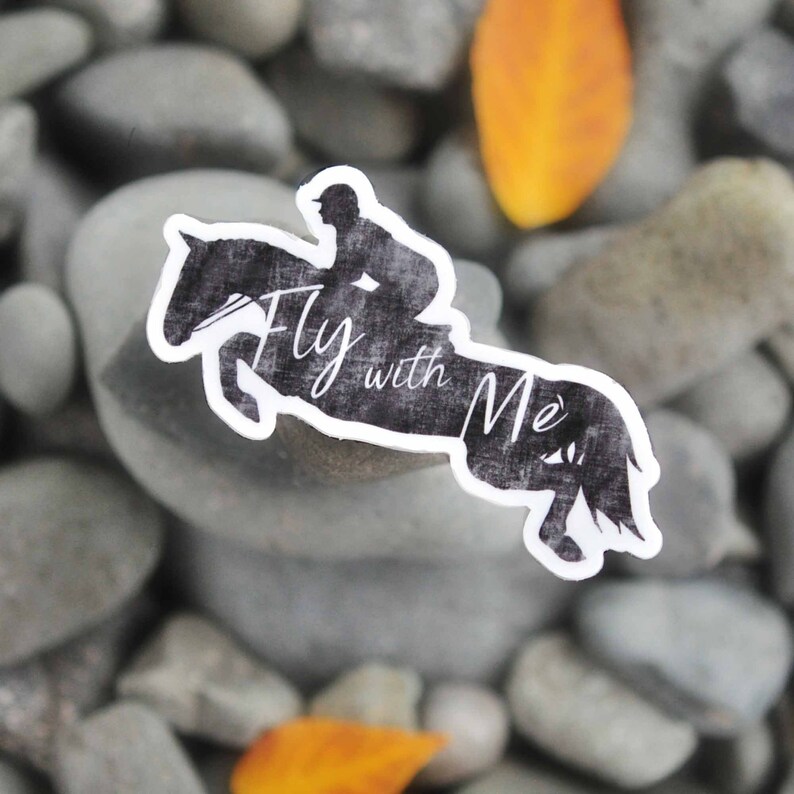 Op de afbeelding: Zwart-witte silhouet sticker van een paard en ruiter met de tekst "Fly with Me" op een witte achtergrond.
