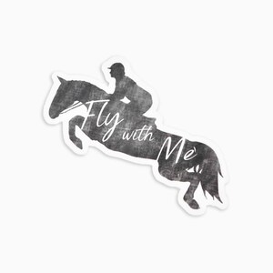 Op de afbeelding: Een zwart-wit silhouet van een paard dat een hek overspringt met een ruiter op zijn rug. De tekst "Fly with Me" staat op de zijkant van het paard.
