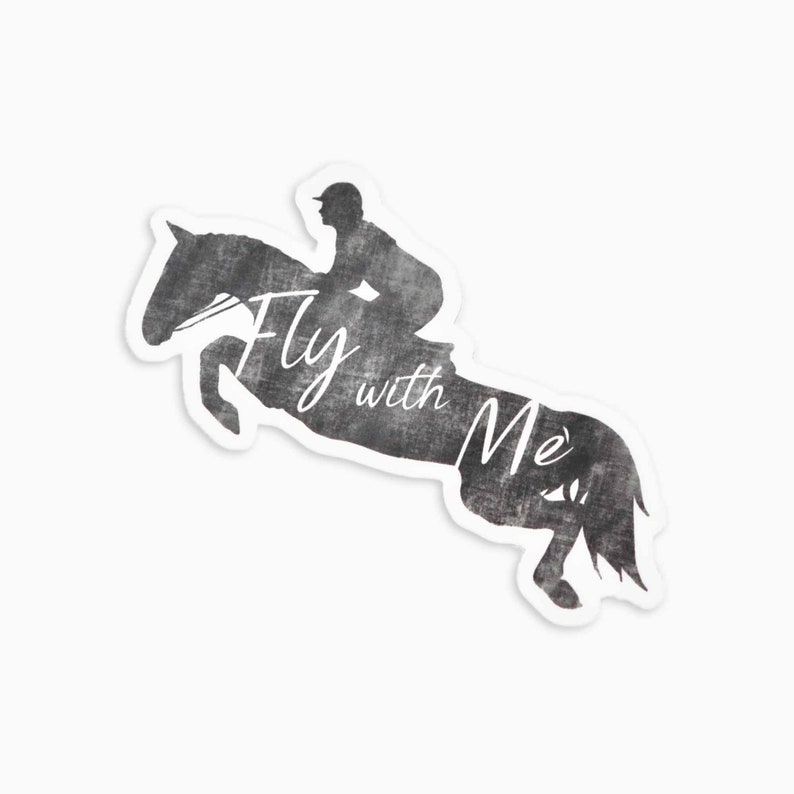 Op de afbeelding: Een zwart-wit silhouet van een paard dat een hek overspringt met een ruiter op zijn rug. De tekst "Fly with Me" staat op de zijkant van het paard.