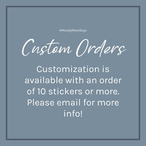Op de afbeelding: Een blauwe en witte afbeelding met de tekst "#MoodyMareSays Custom Orders" en het bericht "Aanpassing is mogelijk bij een bestelling van 10 stickers of meer. Neem contact op via e-mail voor meer informatie!"