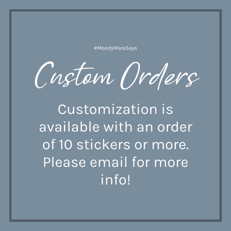 Op de afbeelding: Een blauwe en witte afbeelding met de tekst "#MoodyMareSays Custom Orders" en het bericht "Aanpassing is mogelijk bij een bestelling van 10 stickers of meer. Neem contact op via e-mail voor meer informatie!"