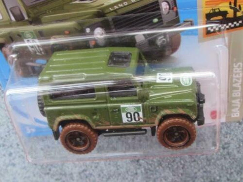 Hot Wheels Land Rover Defender 90 – Baja Blazers Series 4/10, Green, 1:64 Scale Die-Cast Car, 32/250