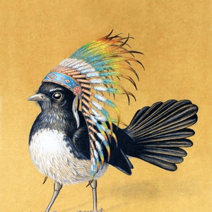 Puede incluir: Un pájaro blanco y negro con un tocado de plumas de colores. El pájaro está de pie sobre un fondo amarillo.