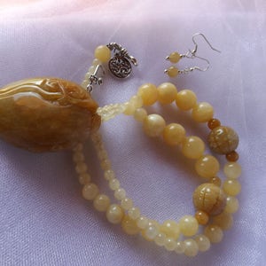 PEACH w/ LINGZHI MUSHROOM, bat, & leaf pendant, yellow jade beads, Chinese Asian necklace unusual rare unique, beaded necklace.