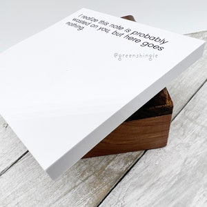 Pu&ograve; includere: Blocco note bianco con il testo "I realize this note is probably wasted on you, but here goes nothing. @greenshingle" stampato su di esso. Il blocco note &egrave; su una superficie di legno.