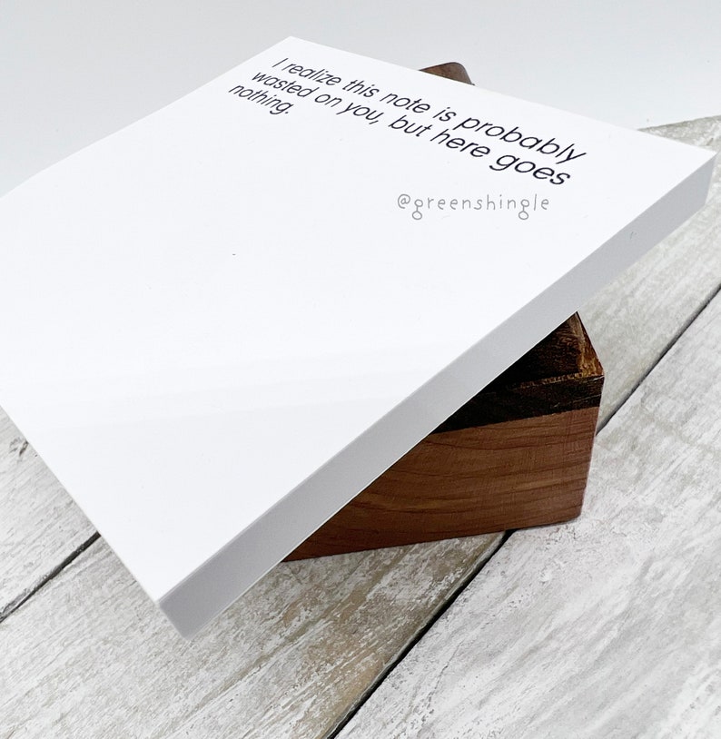 Pu&ograve; includere: Blocco note bianco con il testo "I realize this note is probably wasted on you, but here goes nothing. @greenshingle" stampato su di esso. Il blocco note &egrave; su una superficie di legno.