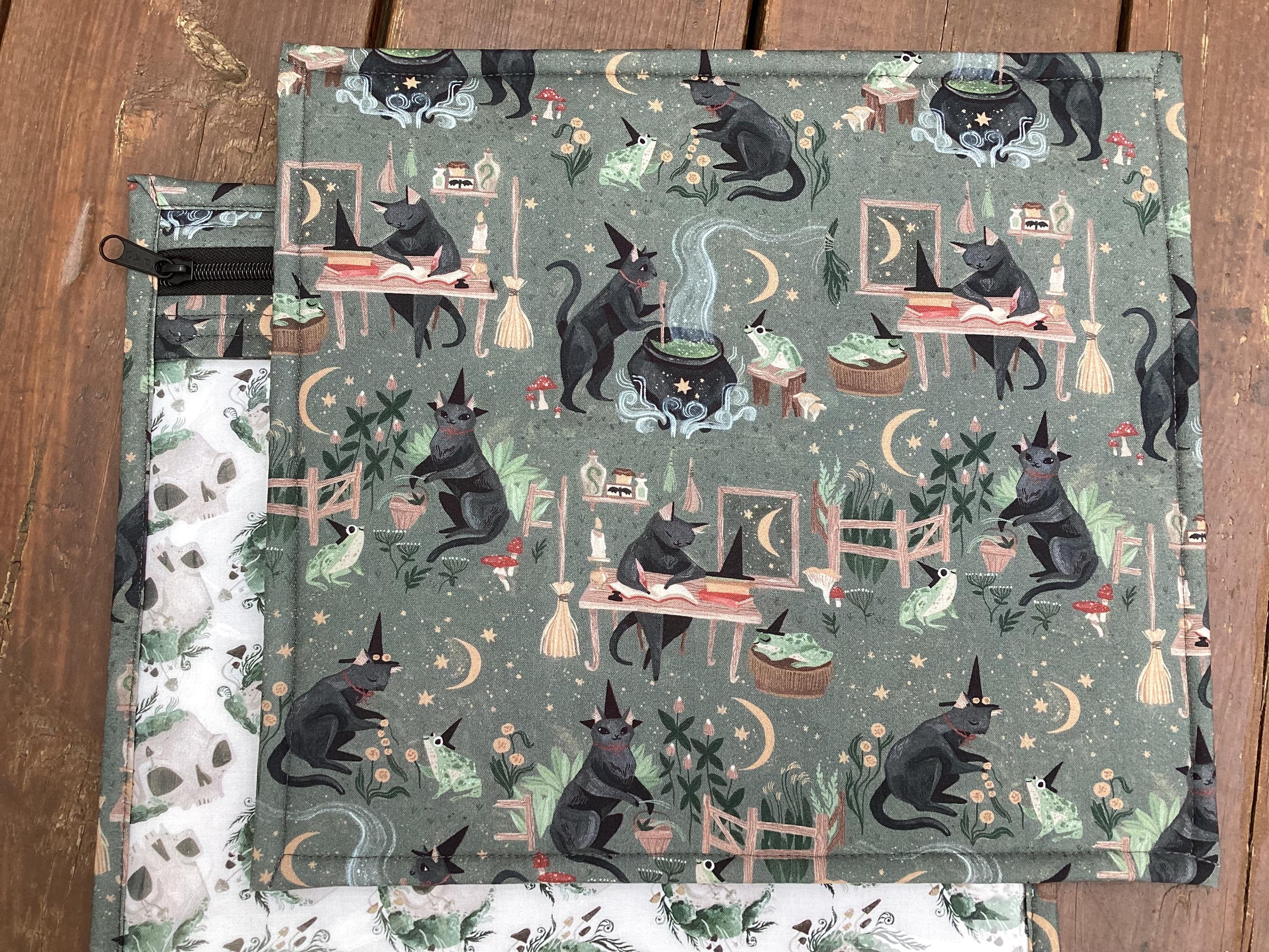 Borsa portaoggetti per ricamo a punto croce in vinile, gatti Goblincore, gatti che creano incantesimi, calderoni neri, strumenti magici, artefatti