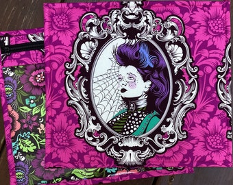 Borsa portaoggetti per progetti di ricamo a punto croce in vinile Tula Pink Deja Vu Nightshade Oleander Coven con Spider Blossom PickYour Print