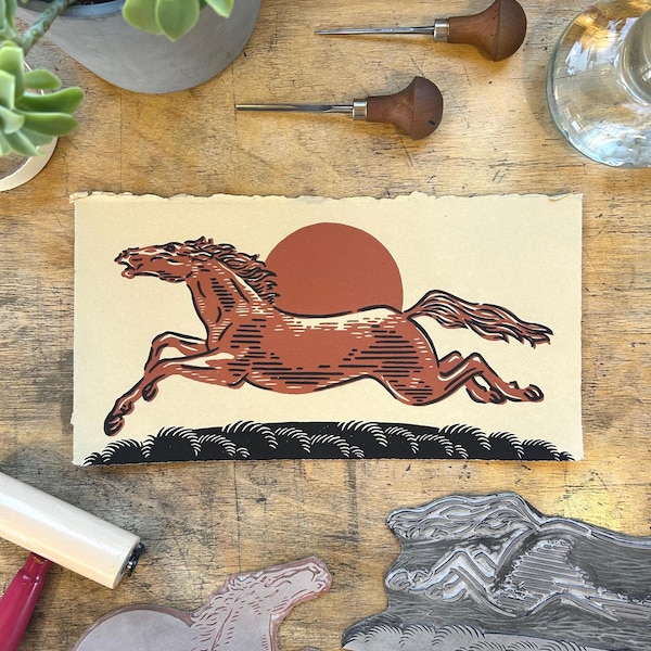 Caballo Salvaje, ONAQUI “Lugar de Sal”, Impresión Linograbado de Dos Capas