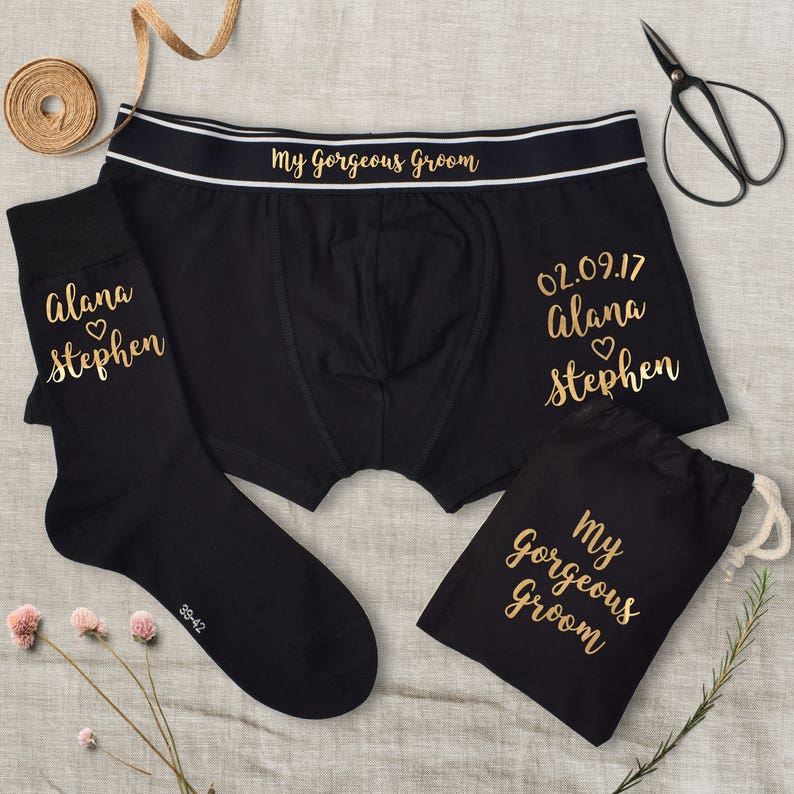 Personalisierte Hochzeitsdatum und Namen Wunderschöne Bräutigam Unterwäsche Geschenk-Set, Boxer Briefs und Socken Set Bild 1