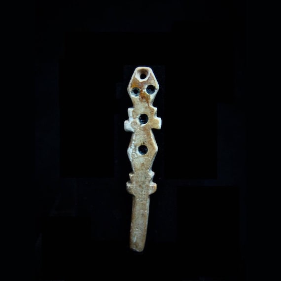 Chimu-Inca Iguana Shell Pendant ca. 1200 - 1455 A.D.