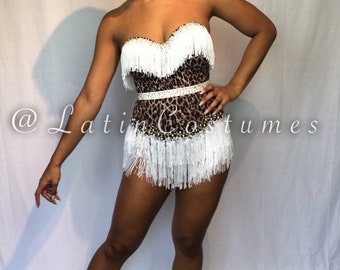 Op maat gemaakt latin dansteam kostuum luipaardprint bodysuit witte strapless jurk met franje dansteam
