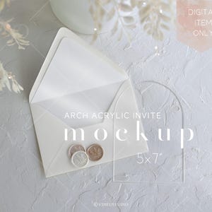Mockup di invito ad arco in acrilico 5x7", mockup di biglietto in acrilico, mockup di matrimonio ad arco in acrilico, oggetto intelligente PSD, VDCARD-24