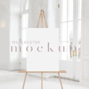 Könnte beinhalten: Ein weißer Poster-Mockup auf einem Holzstaffelei, mit dem Text "18x24 POSTER MOCKUP" auf dem Poster.