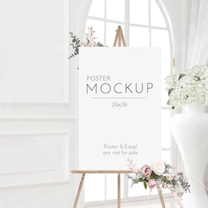 Könnte beinhalten: Ein weißer Poster-Mockup auf einem Staffelei mit einem Blumenarrangement auf der rechten Seite. Das Poster ist 24x36 Zoll groß und zeigt "POSTER MOCKUP". Der Text unten lautet "Poster & Easel are not for sale".