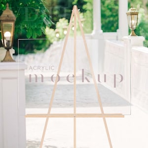 Puede incluir: Un letrero transparente de acrílico con el texto "ACRYLIC MOCKUP" en color rosa claro, mostrado en un caballete de madera.