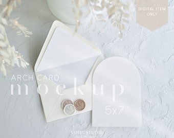 Può includere: Un mockup di busta bianca con un mockup di carta ad arco bianco su uno sfondo bianco testurizzato. La carta ad arco misura 12,7 x 17,8 cm e ha una parte superiore arrotondata. La busta ha tre sigilli di cera.