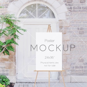Könnte beinhalten: Ein weißer Poster-Mockup auf einem Staffelei vor einer weißen Tür und einer Steinwand. Das Poster ist 61x91 cm groß und zeigt den Text "Poster Mockup". Der Text unter dem Mockup lautet "Physische Artikel sind nicht zum Verkauf."