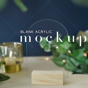 Könnte beinhalten: Ein klares Acrylschild mit abgerundeter Oberseite und einem Holzsockel. Das Schild trägt die Aufschrift "BLANK ACRYLIC MOCKUP".