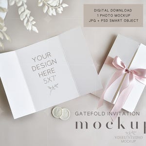 Puede incluir: Una maqueta de invitación plegable con una tarjeta blanca, una cinta rosa y dos sellos de cera. La tarjeta abierta muestra el texto "YOUR DESIGN HERE 5X7". La maqueta incluye el texto "DIGITAL DOWNLOAD 1 PHOTO MOCKUP JPG + PSD SMART OBJECT".