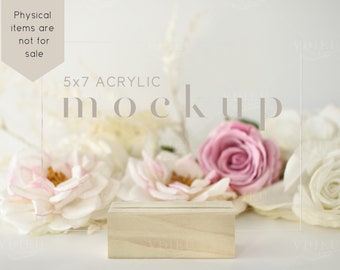 Mockup van 5 x 7 acrylaat bord: tafelnummer, bruiloft (smart PSD-object)
