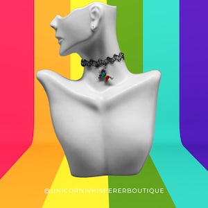 Ras de cou de la Gay Pride / Collier minimaliste de la fierté / Bijoux LGBTQ / Cadeau pour le coming out de la fierté discrète / Cadeau pour le Mois de la fierté / Accessoires de la Gay Pride