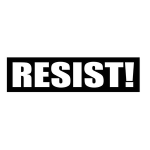 以下が含まれることがあります： 黒い背景に白いサンセリフ体の大きな大文字で「RESIST!」と書かれた長方形のステッカー。デザインは中央に配置され、シンプルでコントラストが高く、読みやすいブロックレイアウトが特徴です。