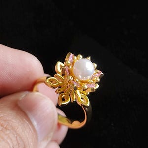 Bague cocktail plaquée or avec fleur de perle | Bague tournante | Bague anti-anxiété rotative | Bague en cristal | Bague anti-stress en zircon rose | Cadeau