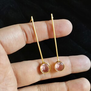 Goldene Messingohrringe mit rosa Quarz, stilvolle Ohrringe, trendige Ohrringe, Mode Ohrringe, Ohrringe, Geschenk für sie, lange Ohrringe, handgefertigt.